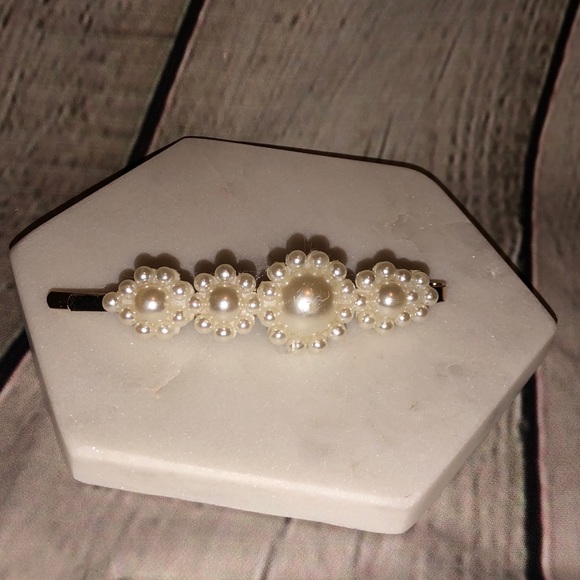 Pearl Flower hair Clip - Picture 2 of 2